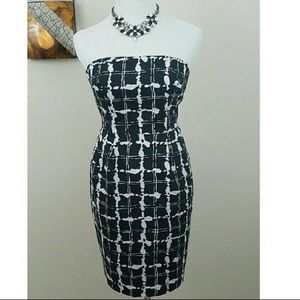 Expess black and white strapless dress with pockets